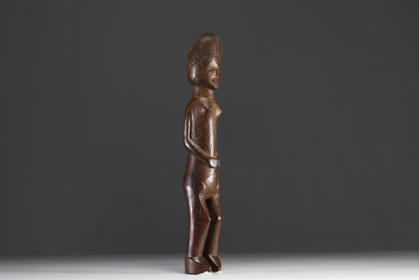 Afrique RDC - Statue figurative Chokwe Lwena en bois sculpté, première moitié XXème.