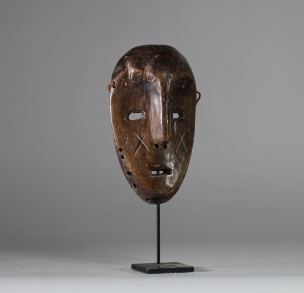 Masque Lega « lukwakongo », RD Congo, bois, scarifications, patine ancienne. H : 19 cm