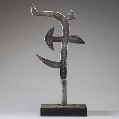 Afrique RDC - Couteau de jet Ngbaka en fer battu, lame ancienne, rigide et ciselée sur une face, Congo RDC.
