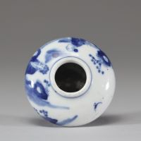 Chine, XVIIIe siècle Encrier en porcelaine bleu et blanc à décor de sage et d’enfant