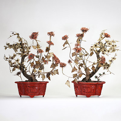 CHINE, FIN XVIIIe – DÉBUT XIXe SIÈCLE Paire de compositions florales en pierres dures dans des pots en laque cinnabar sculptée