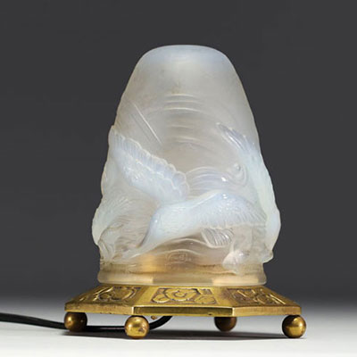VERLYS France - Nightlight in opalescent glass decorated with wild ducks, bronze base, circa 1930
