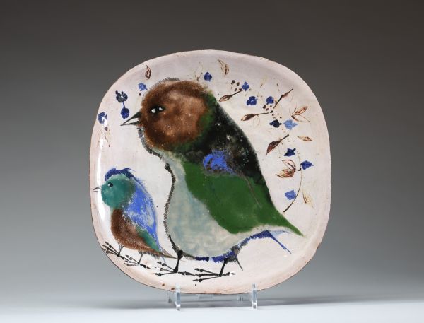 Paul TIMPER (1937-2010) Grande assiette en céramique des Atelier de Dour à décor de deux oiseaux, vers 1960, signée.