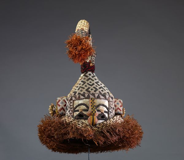 Afrique RDC - Masque éléphant «Mukyeem » Kuba, en bois, métal, perles, cauris et raphia, Congo RDC, 1ère moitié XXème.