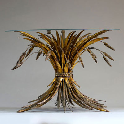 Robert GOOSSENS (1927-2016) dans le goût de - Table basse à piètement en épis de blé et feuillage en métal doré, plateau en verre.