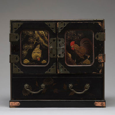 Japon - Petit cabinet en laque noire et or à décor de coq et de poule, fin d'époque Meiji.