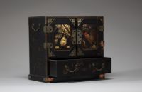 Japon - Petit cabinet en laque noire et or à décor de coq et de poule, fin d'époque Meiji.