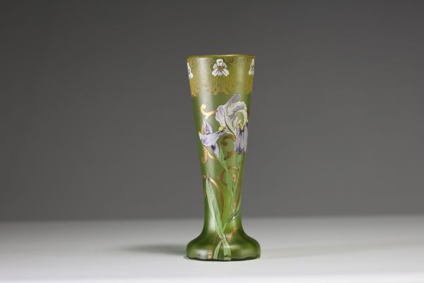 MONTJOYE - Vase en verre nuancé vert à décor de fleurs émaillées, vers 1900.