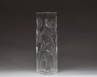 Val Saint Lambert - Vase en cristal taillé à décor d'Iris, signé sous la base.