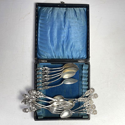 Coffret de 18 couverts à dessert en argent massif, poinçon minerve 1er titre.