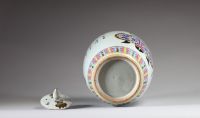 Chine - Potiche couverte en porcelaine polychrome famille rose à décor de mobilier, de fleurs et de calligraphies, XIXème.