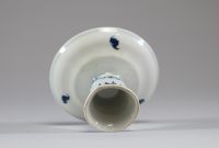 Chine - Petit coupe sur pied en porcelaine blanc bleu à décor de pivoines, d'un oiseau sur une branche et de poème, XIXème.