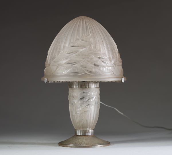 Charles SCHNEIDER (1881-1953) Lampe de table Art Déco, base et chapeau en verre moulé pressé stylisé, double éclairage, signée Schneider.