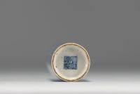 Chine - Petit vase rouleau en porcelaine polychrome à décor de maison traditionnelle, de vagues et d'oiseaux, marque au bleu, époque XIXème.