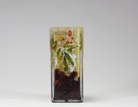 Daum Nancy, petit vase quadrangulaire dégagé à l'acide et émaillé, décor de sorbier Charmant petit vase de forme carrée en verre multicouche, à décor dégagé à l’acide et enrichi d’émaux polychromes représentant des feuilles de sorbier et des grappes de baies rouges en relief. Le fond est animé de nuances de brun mordoré et de jaune orangé, évoquant une atmosphère automnale, typique de l’esthétique