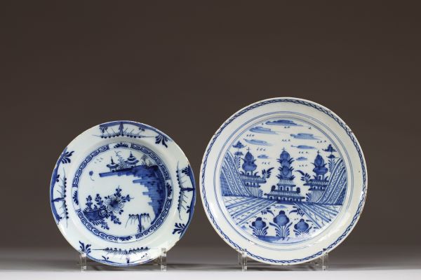 Chine - Ensemble de deux grand plats en porcelaine blanc bleu à décor de temples, époque Qianlong, XVIIIème.