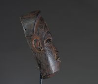 Afrique RDC - Masque chokwé « Mwana Pwo » en bois sculpté, patine tribale d'usage, Congo RDC/Angola, 1ère moitié XXème.
