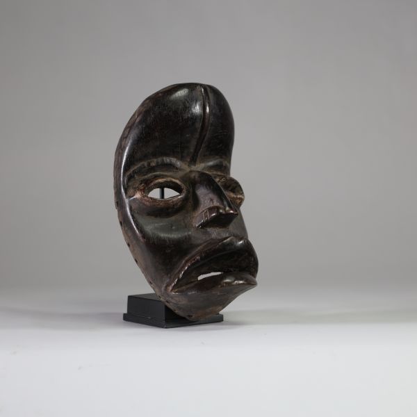 Masque Dan, Libéria, Côte d’Ivoire. Bois ancien, très belle patine sombre. Traces d’utilisation intérieure et usure dûe à l’âge. Bien représentatif du style. H : 24 cm. 1ère moitié XXème. Ex collection M. Sylla, Bruxelles