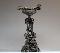 Imposant milieu de table en bronze ciselé argenté à décor de figures de Bacchus enfant, XIXème.