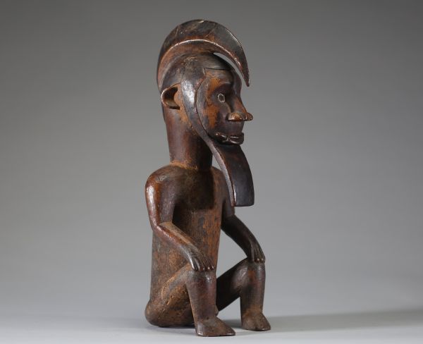 Afrique RDC - Statue Bembé en position assise en bois sculpté, belle patine d'usage, Congo RDC.