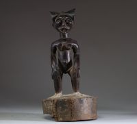 Afrique - Couvercle Kwere surmonté d'une sculpture figurative, Tanzanie.