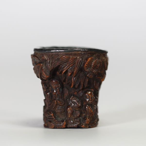 Petite coupe libatoire en bois sculpté à décor de lettrés sous les pins, Chine, XVIIIe-XIXe siècle