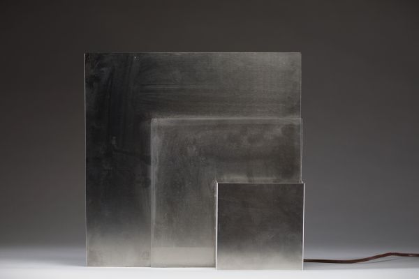 Travail moderniste seventies belge - Luminaire Plaque d'aluminium pliées et de plexiglas