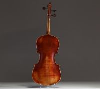 Ensemble de deux beaux violons d'études et deux archets dans leurs coffres en bois, France, vers 1900.