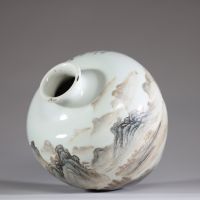 Chine - Vase boule en porcelaine polychrome émaillée à décor d'un paysage montagneux dominant une rivière.