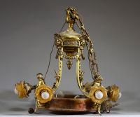 Lustre en albâtre sur monture en bronze doré à décor de putti et de cariatides, Napoléon III.