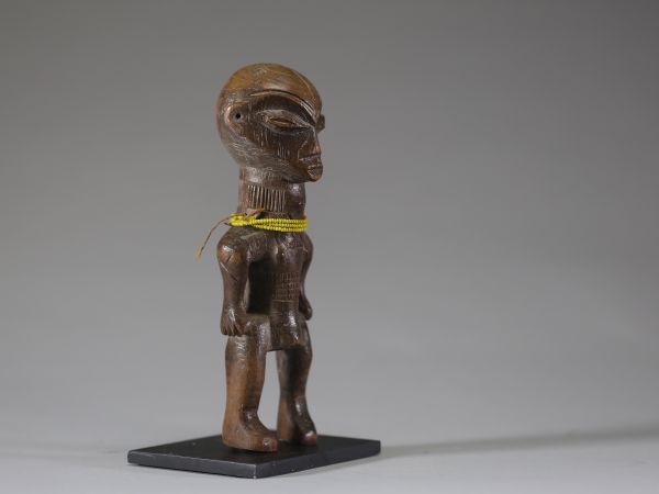 Afrique RDC - Statuette Luluwa ( Lulua) en bois et perles, Congo RDC, sur socle.