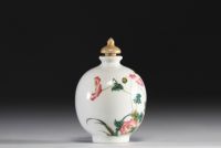 China - Tobacco flask in pink family polychrome porcelain decorated with flowers and butterflies, mark de Qianlong.