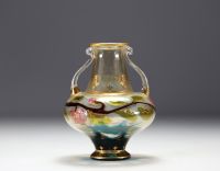 Vase d'époque Art Nouveau en verre à applications au décor de fleurs rehaussées à l'or