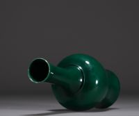 China - Green monochrome porcelain vase, Qing period.
