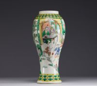 China - A green family polychrome porcelain vase decorated with characters, 19th century.