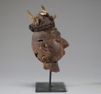 Afrique RDC - Ancienne tête Yaka en bois sculpté, charge magique sur le crâne, Congo RDC, début XXème.
