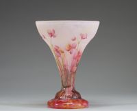 DAUM Nancy - Vase en verre marmoréen dégagé à l'acide à décor émaillé de fleurs, signé Daum Nancy France.