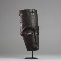 Masque Kuba Lele, RD Congo, bois. Belle forme allongée, sourcils en saillie, trace d’usage et patine sombre profonde. A noter des scarifications sur le front. H: 27 cm.  Ancienne collection privée namuroise