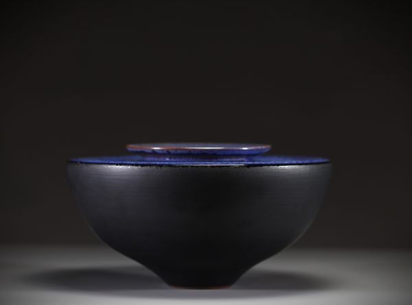 Antonio LAMPECCO (1932-2019) Vase en grés émaillé noir et bleu, monogramme LA sous la pièce.