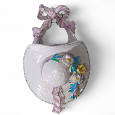 Porte-bouquet mural en porcelaine émaillée, figurant un chapeau féminin agrémenté de fleurs et rubans, Émile Gallé, fin du XIXe