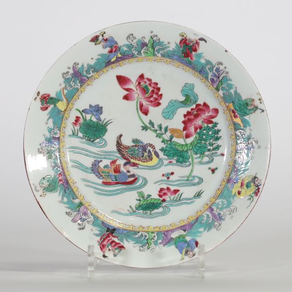 Assiette en porcelaine de Chine famille rose, décorée de canards parmi les lotus et de personnages sur l’aile, époque Qianlong, XVIIIe siècle.