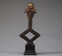 Afrique - Figure de reliquaire Mbumba Kota Sango en bois sculpté, cuivre et clous de tapissier, Gabon, début XXème ou antérieure.