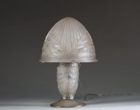 Charles SCHNEIDER (1881-1953) Lampe de table Art Déco, base et chapeau en verre moulé pressé stylisé, double éclairage, signée Schneider.