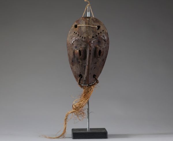 Afrique RDC - Ancien masque Lega / Warega en bois sculpté, Congo RDC, 1ère moitié XXème.