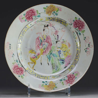 China - Pink family polychrome porcelain plate decorated with figures and deer, Yongzheng period.
