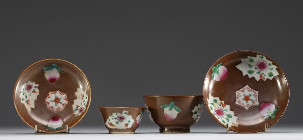 China - A pair of porcelain bowls and plates with floral and capuchin motifs, 18th century.