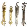 Ensemble de quatre poignées de porte à poucier en bronze patiné - Belgique - Vers 1900.