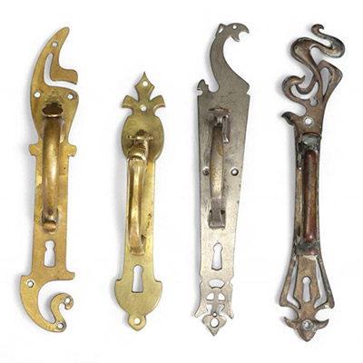Ensemble de quatre poignées de porte à poucier en bronze patiné - Belgique - Vers 1900.