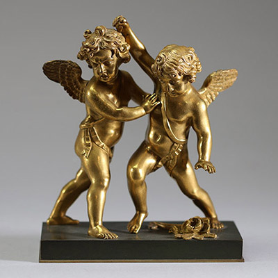 Couple d'Amours se disputant en bronze doré sur socle en marbre noir, époque Empire - Charles X, fin XVIIIème début XIXème.