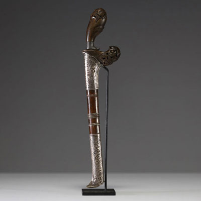 Malaysia - Kriss, horn handle, wooden and silver scabbard, hammered steel blade, 19th century.